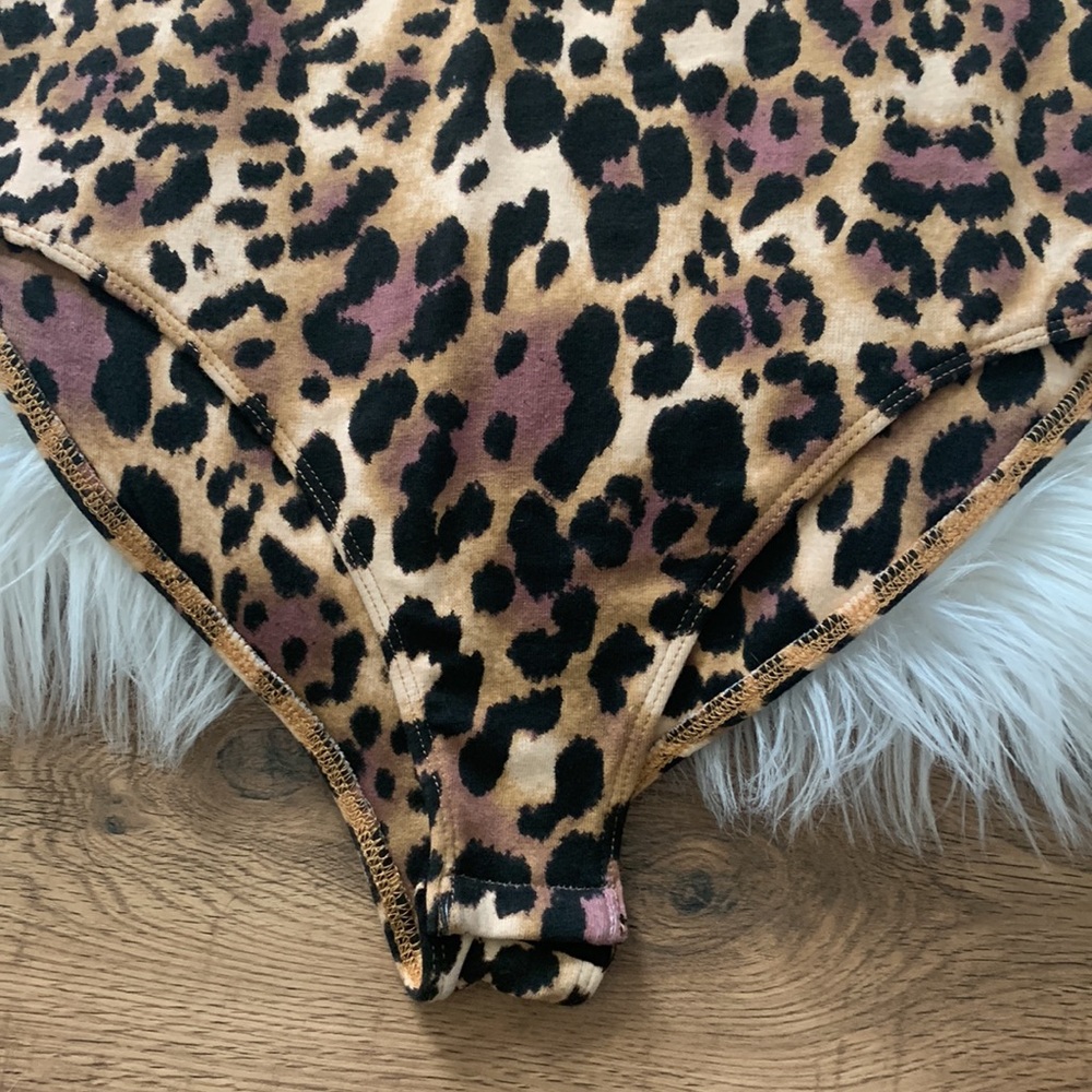 NWT Kendall + Kylie Animal Print Sleeveless V-Neck Bodysuit Womens Small - Picture 3 of 6